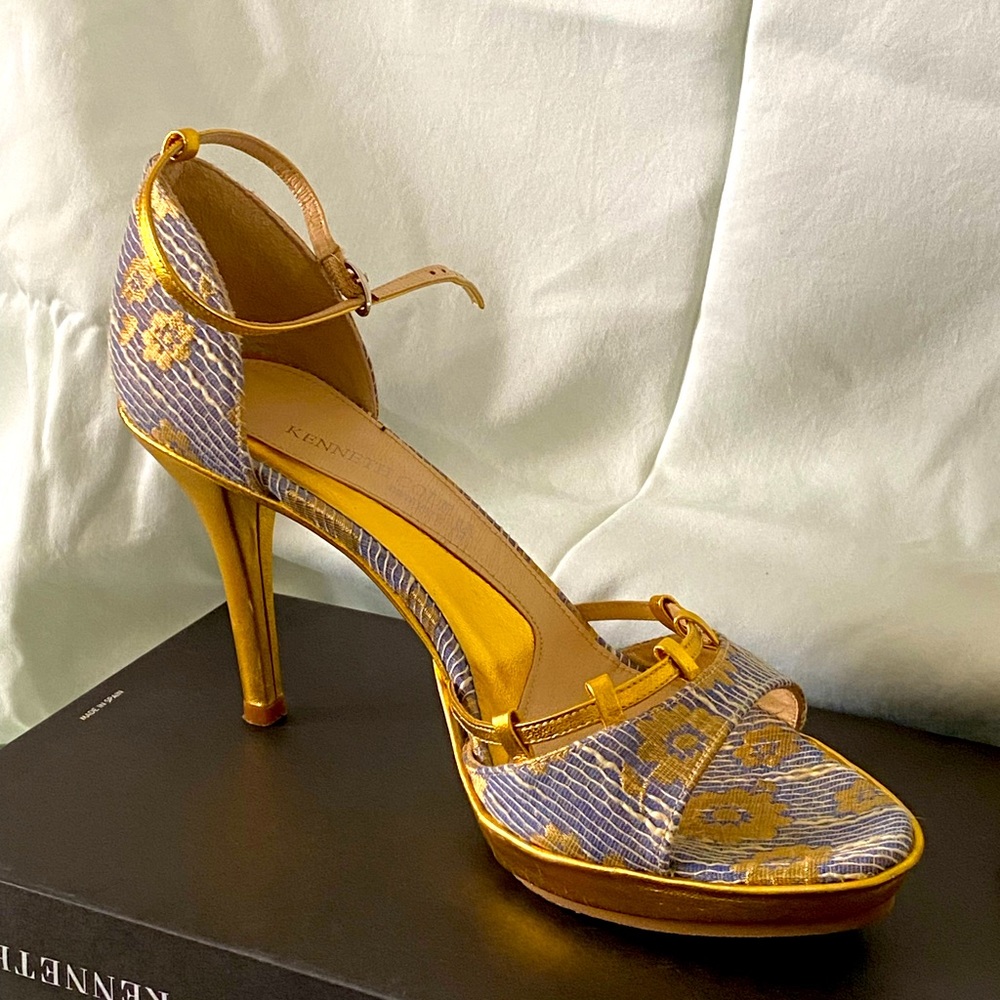 Beautiful made in Spain Kenneth Cole open toe heels.